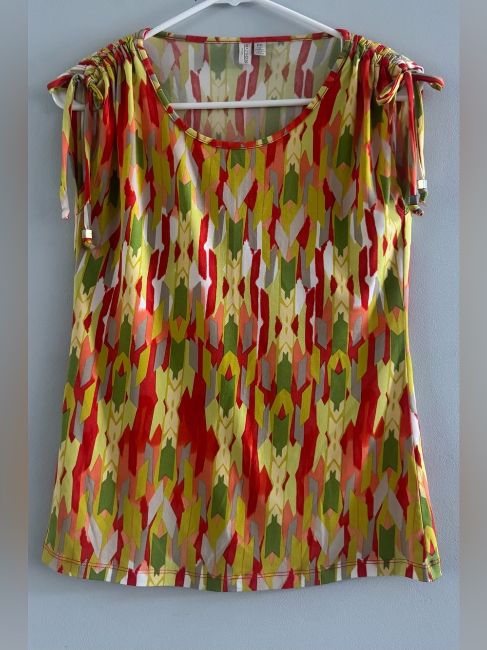Madison Petite PP Bright Geometric Print Tie Sleeve Top